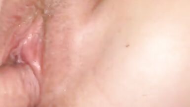 Une femme reçoit une grosse bite dans sa chatte mouillée - 7 image