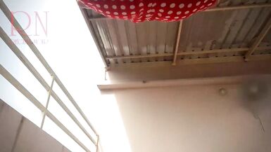 Развратная домохозяйка качается без трусиков на качелях ПОЛНОЕ ВИДЕО - 2 image