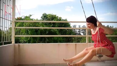Dona de casa depravada a baloiçar sem cuecas num baloiço FULL VIDEO