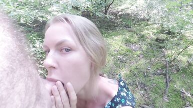 Femme chaude sexe anal en public dans une forêt ensoleillée. Menottes Blowjob and Sucking Cocks. first Time Public. - 3 image