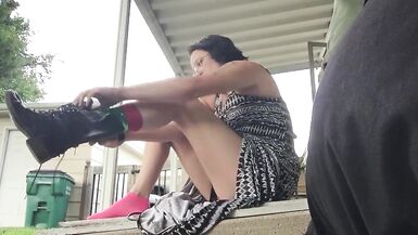 Брюнетка MILF надевает боевые сапоги с платьем - 3 image