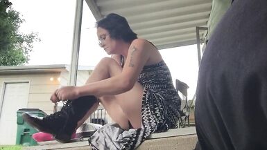Брюнетка MILF надевает боевые сапоги с платьем - 7 image