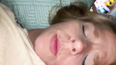 Le voisin baise la femme de son mari avec des intentions de grosse bite