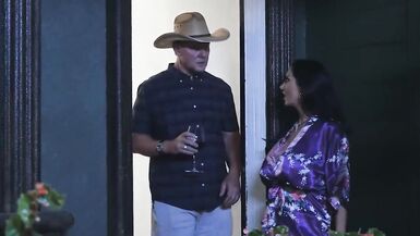 Une fête de filles à côté de la maison conduit à un plan à trois