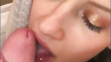 LA NOUVELLE COPINE DE MON COLOCATAIRE SUCE MA GROSSE BITE AVANT QUIL NE SE RÉVEILLE