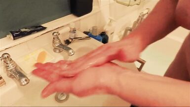 Alice shaves her cunt - 2 image