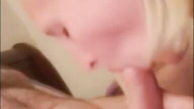 La femme sexy me suce et me masturbe en montrant ses pieds sexy. - 2 image