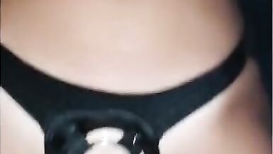 Sarah me baise avec un gros strap-on au club échangiste