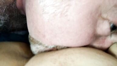 Mon doigt est dans son anus, ma bite est dans sa gorge ! Un couple russe mature en pleine session de baise POV ! - 11 image