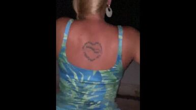 Une femme au foyer sexy et salope se fait plier à la plage et baiser pour son anniversaire