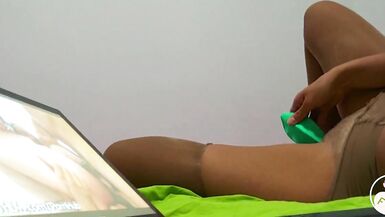 Porno İzlerken Mastürbasyon Yapıyor ve Islak Amını Yırtık Külotlu Çorapla Gösteriyor - 10 image
