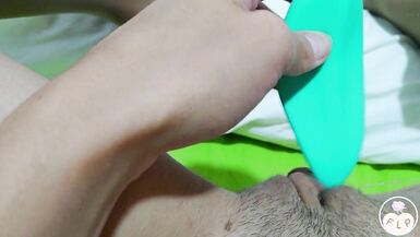 Porno İzlerken Mastürbasyon Yapıyor ve Islak Amını Yırtık Külotlu Çorapla Gösteriyor - 5 image