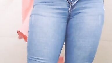 Sexy Secretaria Mexicana Latina Culo Gordo Quitándose La Ropa En El Baño De Su Oficina Amateur - 4 image
