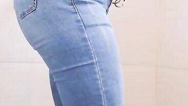 Secrétaire mexicaine latina sexy, gros cul, se déshabillant dans la salle de bain de son bureau amateur