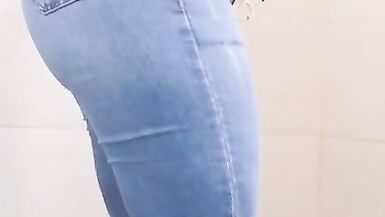 Sexy Secretaria Mexicana Latina Culo Gordo Quitándose La Ropa En El Baño De Su Oficina Amateur - 6 image