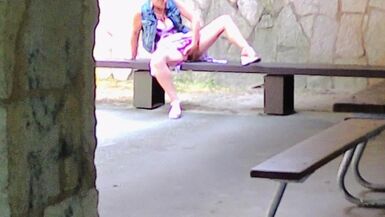 Catturato Sexy MILF al parco e quasi ottenuto catturato come Nut nella sua figa - 1 image