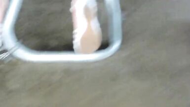 Catturato Sexy MILF al parco e quasi ottenuto catturato come Nut nella sua figa - 6 image