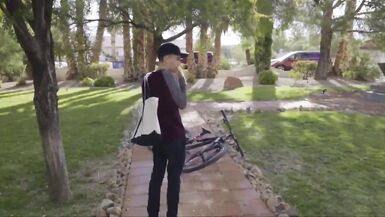 Nicolette Shea - La femme au foyer baise le livreur de journaux - 2 image