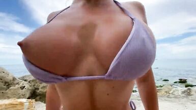 Amateur italien booby saute sur la bite sur la plage