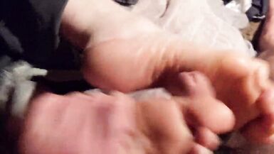 BBW PALE HOT REDHEAD Kocasına ayakla mastürbasyon işi veriyor - 14 image