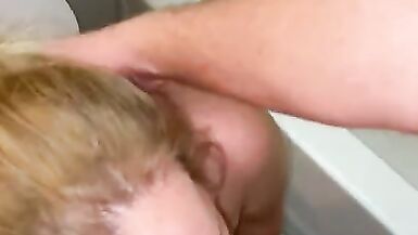 Жена дарит голову перед тем, как залезть в ванну - 7 image