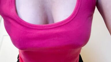 Mamas saltitantes e mamilos duros com camisola de alças - 15 image