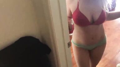 MILF laisse son voisin baiser sa chatte