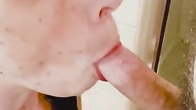 La fille MILF suce la bite de son voisin, puis baise jusquà ce quil jouisse en elle !