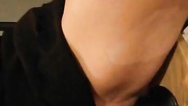 je leche sa chatte avec une grosse queue noire dedans