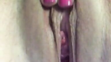Mujer Bisexual Se Frota El Coño Mojado Mientras Piensa En Tríos - 11 image