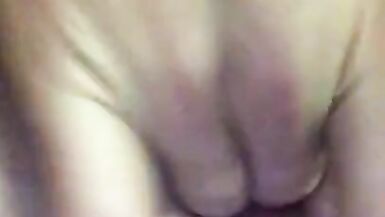 Mujer Bisexual Se Frota El Coño Mojado Mientras Piensa En Tríos