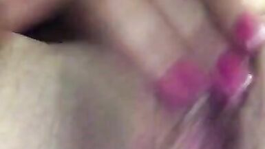 Mujer Bisexual Se Frota El Coño Mojado Mientras Piensa En Tríos - 13 image