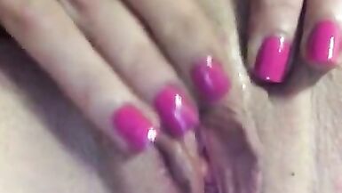 Mujer Bisexual Se Frota El Coño Mojado Mientras Piensa En Tríos - 2 image
