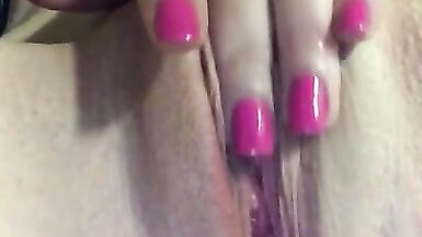 Mujer Bisexual Se Frota El Coño Mojado Mientras Piensa En Tríos - 3 image