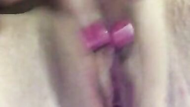Mujer Bisexual Se Frota El Coño Mojado Mientras Piensa En Tríos - 4 image