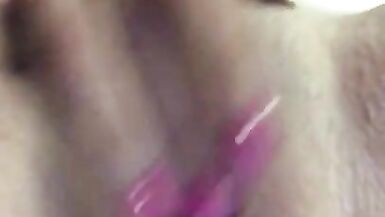 Mujer Bisexual Se Frota El Coño Mojado Mientras Piensa En Tríos - 5 image