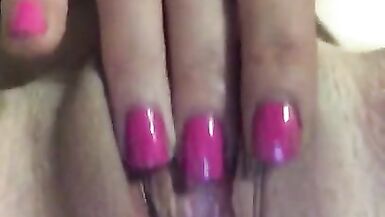 Mujer Bisexual Se Frota El Coño Mojado Mientras Piensa En Tríos - 7 image