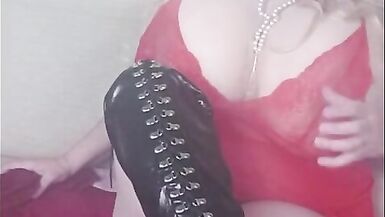 Jouer avec des bottes rouges et noires