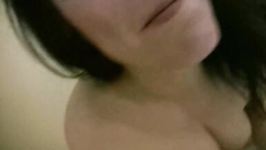 Moglie troia italiana pompa il cazzo di un ragazzo in motel