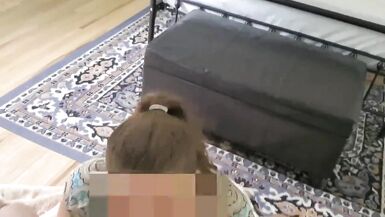 Жена рогоносит мужа, показывая ему, как она делает минет своему парню - 10 image