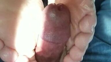 浓密的拉丁裔妈妈逆向足交 - 1 image