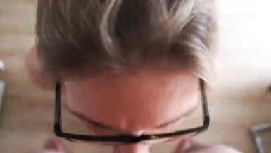 Matura italiana succhia il cazzo e si fa sborrare sul viso