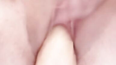 Ma première fois à Masterbating et à utiliser un Dildo - 2 image