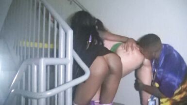 Helena Price transforme un homme en mangeur de fesses dans une cage descalier