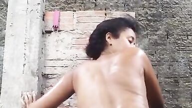 MILF morena no banho - 14 image