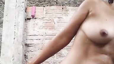 MILF morena no banho - 4 image
