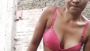 MILF morena no banho - 5 image