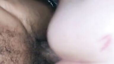 Lapin de neige marié prenant des photos de dos pendant que son mari est au travail