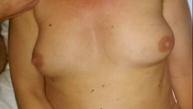 Salope blonde mature avec un jeune homme