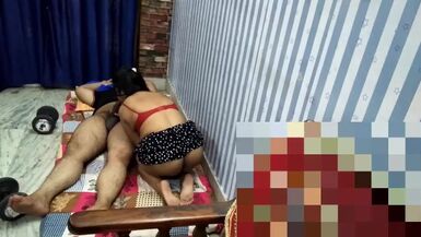 LA FEMME PAKISTANAISE AVEC SON PETIT AMI À LHÔTEL, SEINS SEXY - 1 image